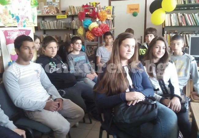 Ученици отбелязаха 130 г. от рождението на Николай Лилиев