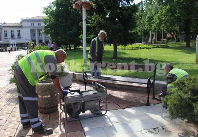 Сменят пейките пред общината във Враца