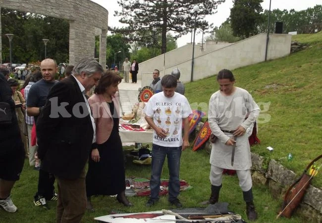 „Калето” в Мездра събра управници и герои от миналото