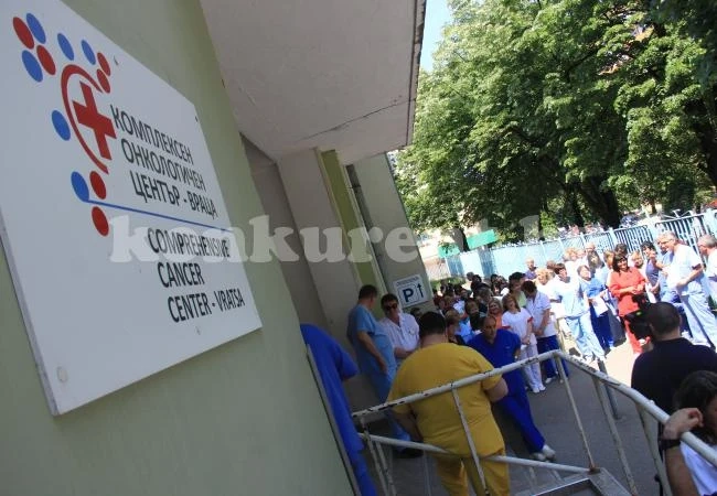 /СНИМКИ/ Лекари и пациенти протестираха във Враца