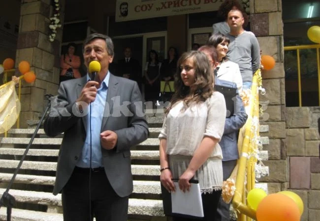 Абитуриентите от Белоградчик се разделиха с училищната скамейка
