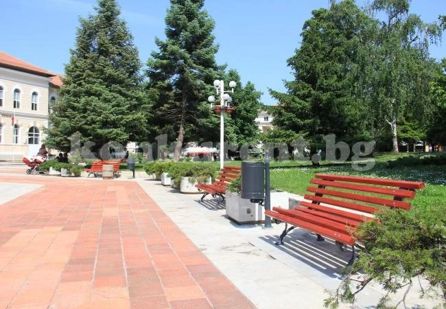 Монтираха новите пейки пред община Враца