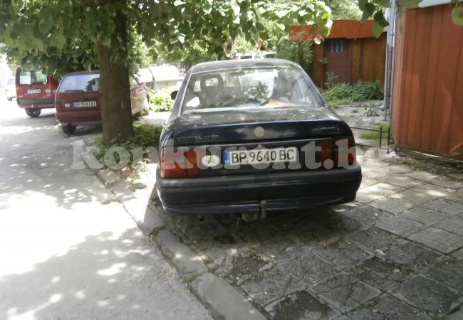 (Снимки) Тротоарите край музея във Враца се превърнаха в паркинг