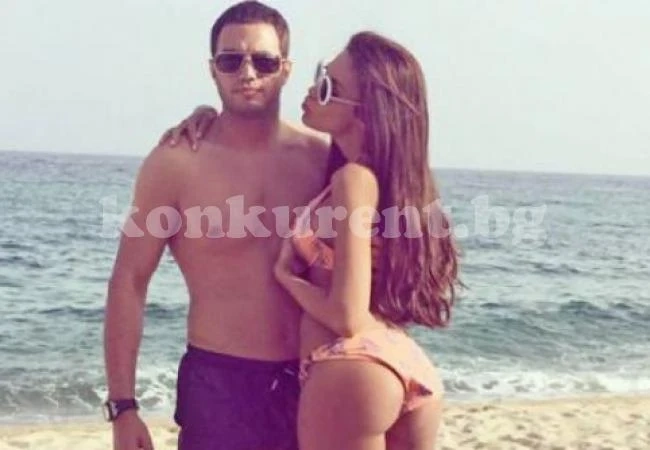 Моника заголи дупе и показа гаджето си