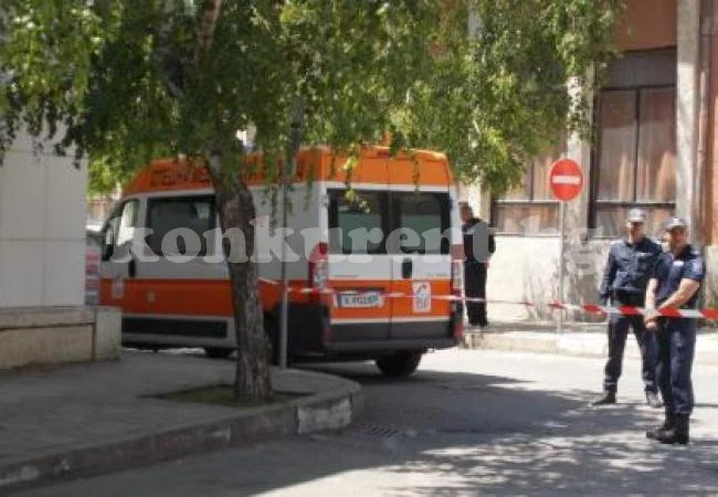 Обирът в Айтос: Въоръжените нахлули в банката, когато гардът бил в тоалетната