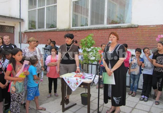 Училища и детски градини в Берковица получиха дръвчета от Димитранка Каменова