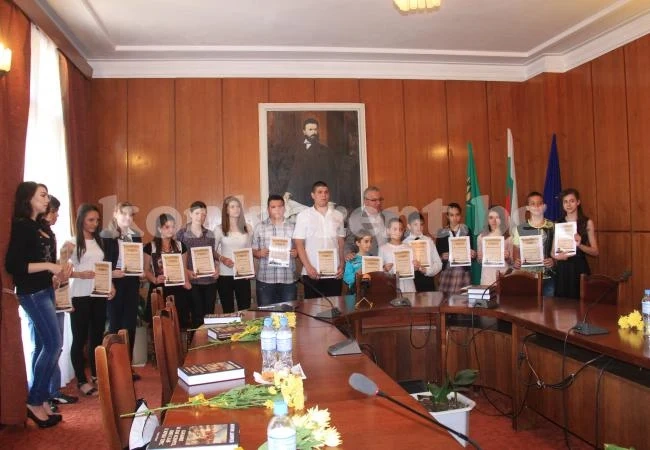 Кметът поздрави ученици за постиженията им