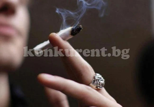 Младежи изхвърлиха канабис пред униформени
