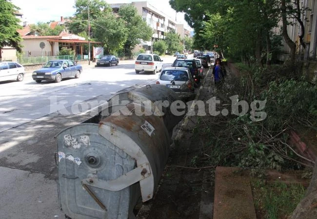 „Аз, репортерът“: Деца се разхождат по шосето заради блокиран тротоар