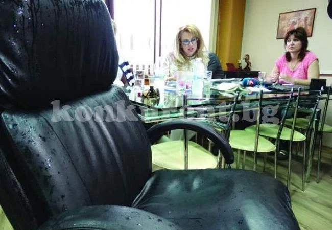 Продадоха стола на кмета на Сопот