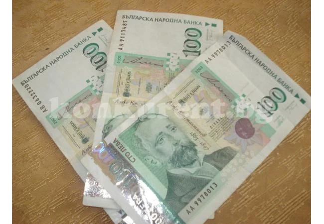 Висшист с три езика работи за 300 лв.
