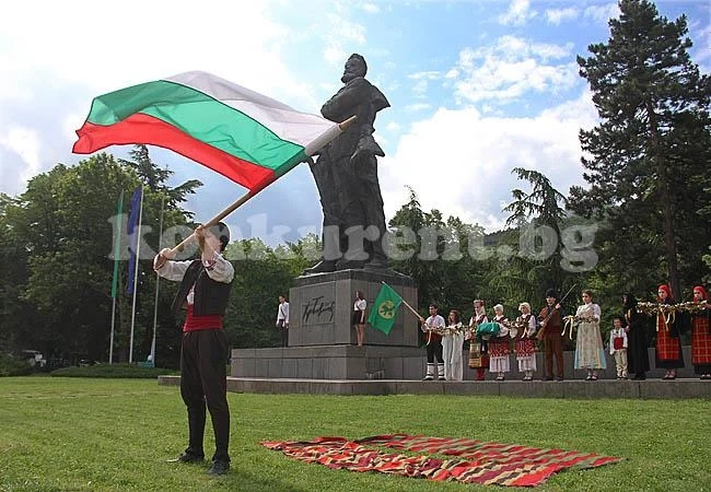 Отркиха Ботевите дни, над 700 походници тръгнаха по стъпките на героя