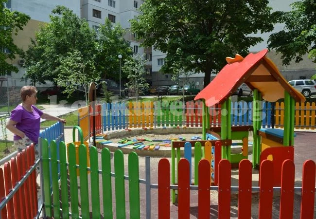Модерна детска площадка започна да се руши