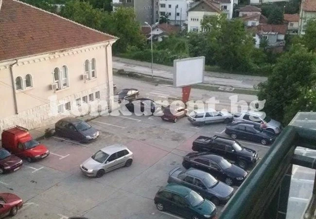 Врачанин уринира до Старата баня