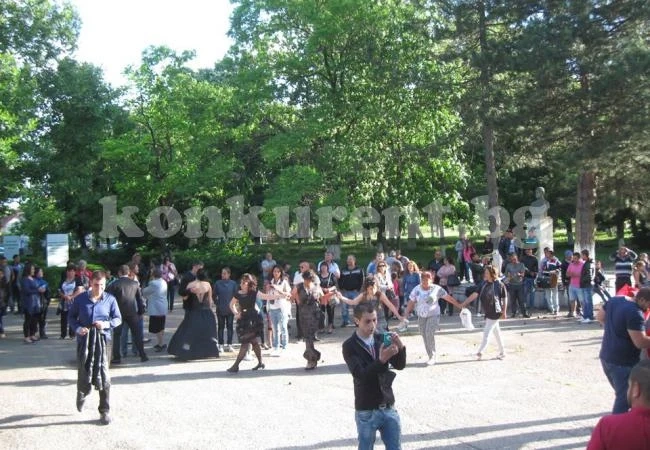 С духова музика тръгнаха на бал учениците от Борован
