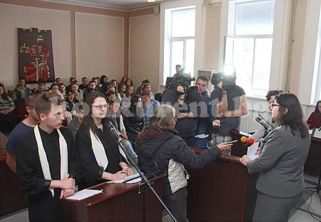 Учениците от СОУ „Христо Ботев“ облякоха тоги на съдии и прокурори