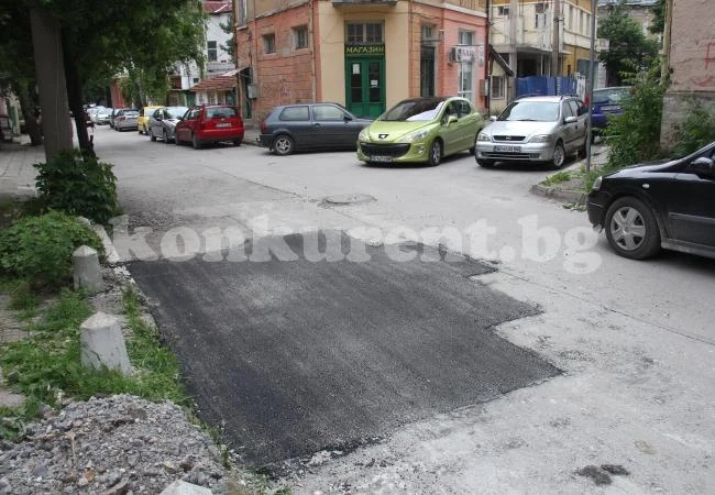 Асфалтираха изкоп след авария