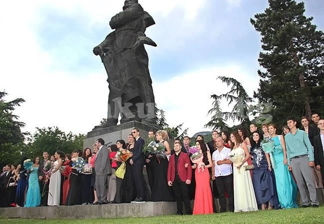 Пълен площад аплодира випуск 2015 на СОУ \