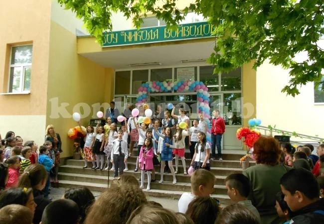 Връчиха грамоти на отличниците от СОУ „Никола Войводов”