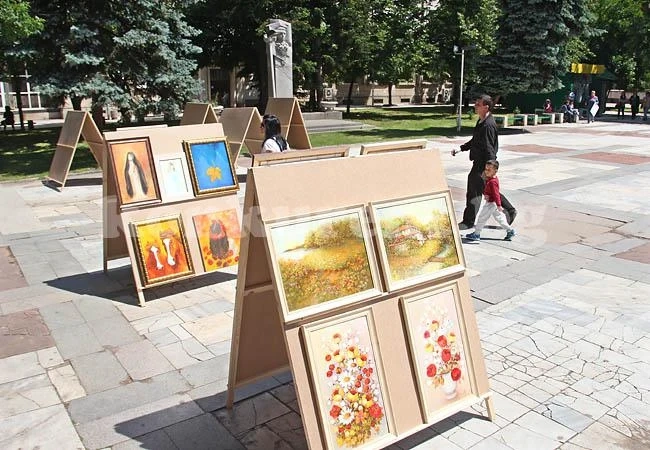 Художници подредиха изложба в центъра на Враца