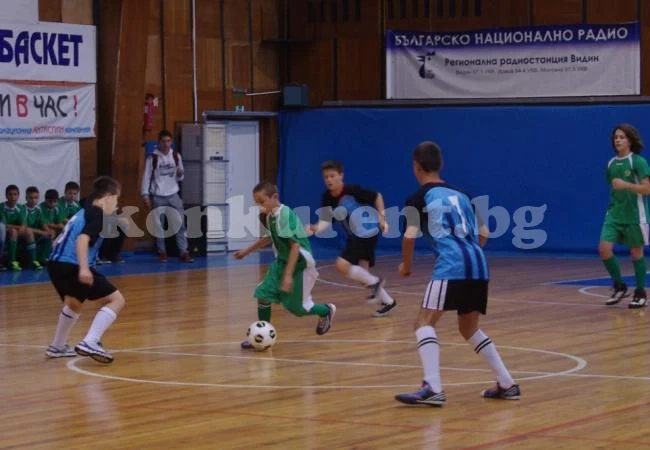 Турнир в зала събира ученици от Северозапада