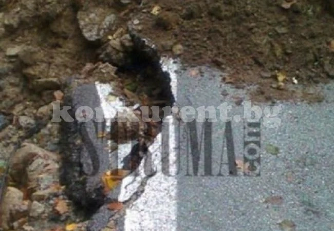 Пропадна път, отвори се дупка, която може да глътне цяла кола