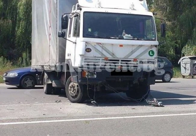 Камион отне предимство, удари кола, после помете и колоездач