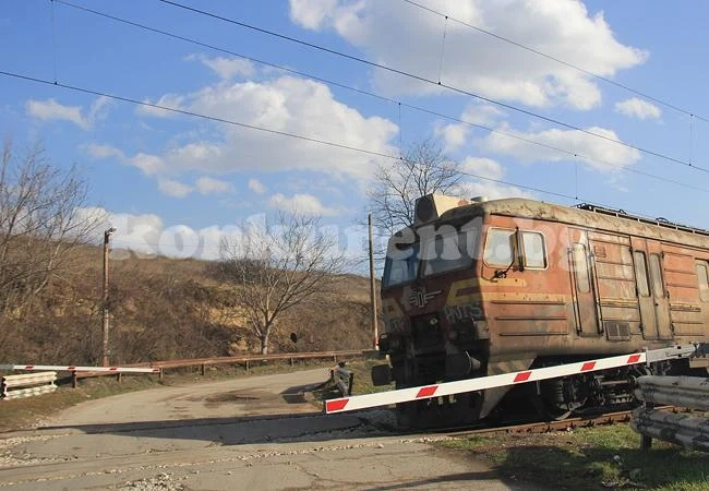 Деца рисуват на жп гарата във Враца