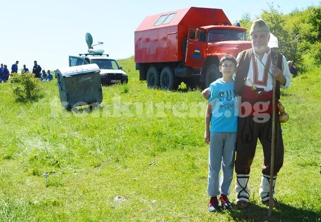 Дядо и внуче Калистратови се качиха заедно на Околчица за пети път