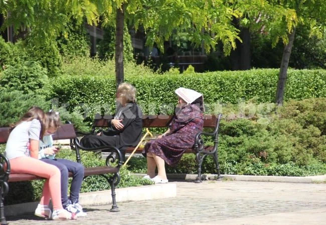Времето: Остава слънчево