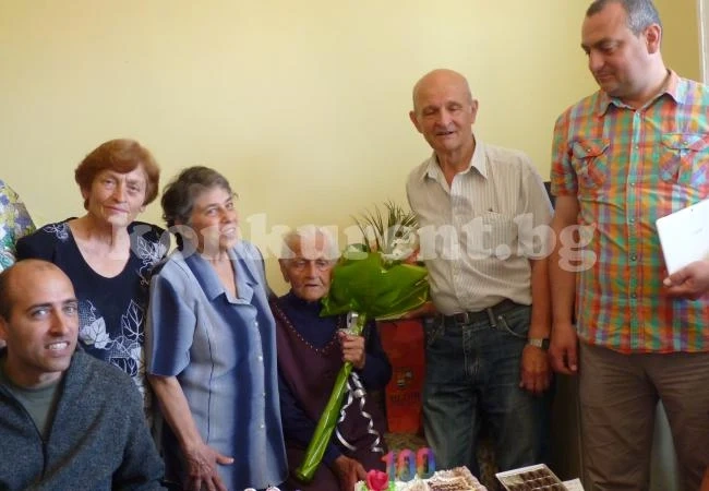Баба на 100 г. рецитира стихове на Ботев