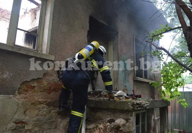 Пожарникари два пъти гасят къща във Враца за два дни