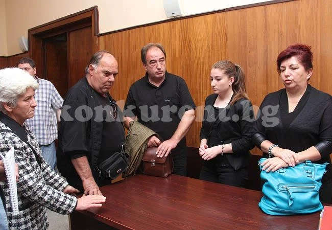 Родителите на убитата Яна дойдоха в съда, за да подкрепят близките на Ники