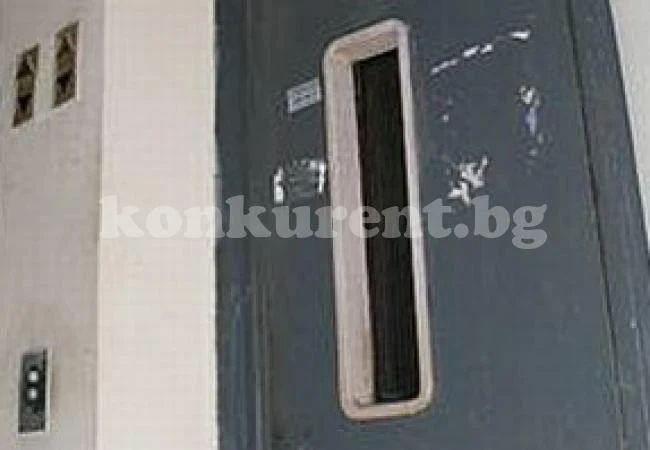 Спасители тичат заради заседнал мъж в асансьор