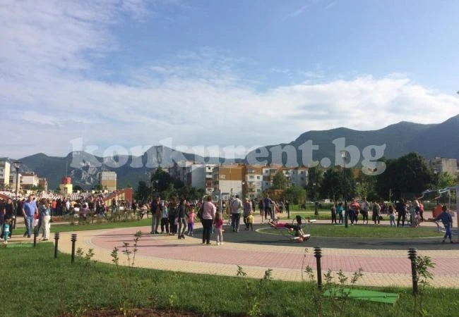 Стотици чакат зрелище в най-новия парк на Враца