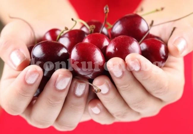 Комшии си обират черешите