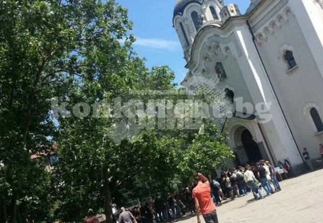 Изпратиха убития Георги в бял ковчег и футболна фланелка