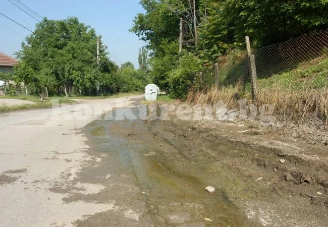 Мистериозна вода тръгна в село Трайково