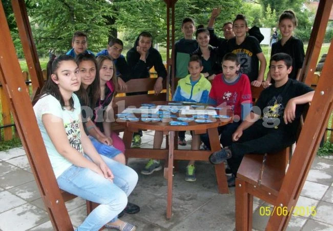 Ученици почистиха парк в Берковица