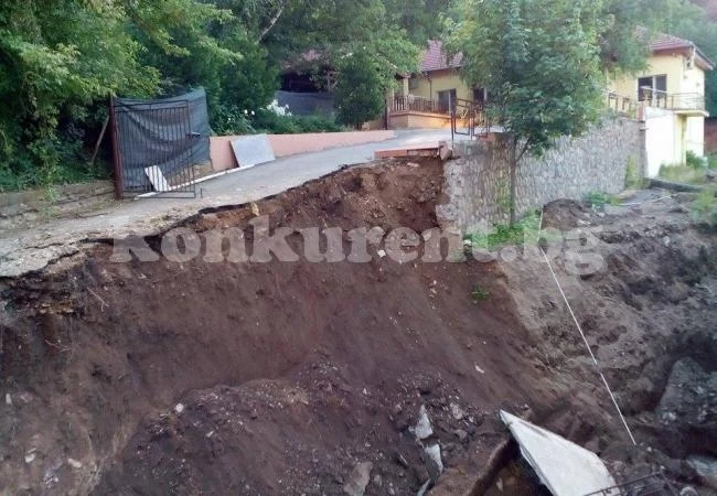Ограда се срина в изкоп в Монтана