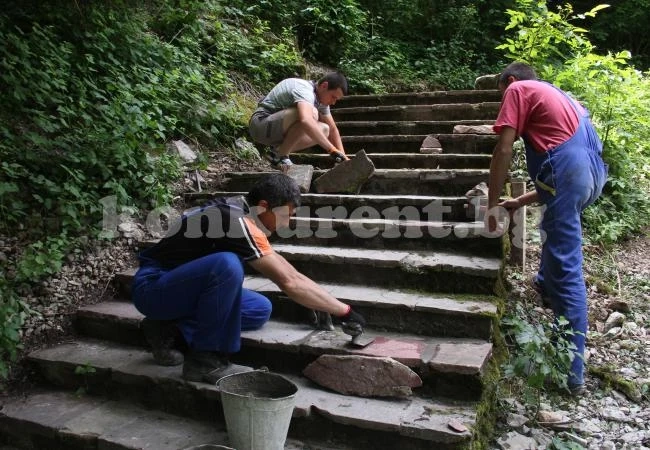 Ремонтират пътеката при река Лева