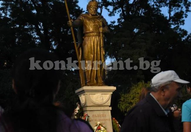 Баби и внуци на опашка за селфи със Самуил