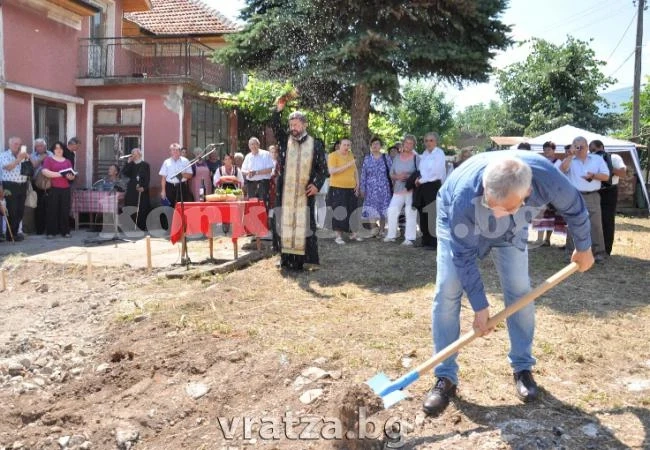 С първа копка стартираха строителството на параклис в кв. Кулата
