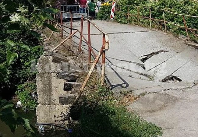 Пропаднал мост заплашва да откъсне село от света