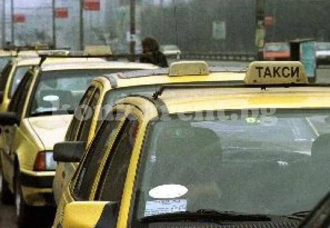 Таксиджии обмислят тройно увеличение на първоначалната такса