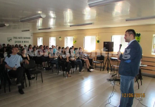 Евродепутат вкара в „Час по Европа“ врачански ученици
