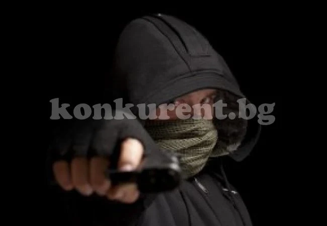 Маскирани пребиха и ограбиха дядо