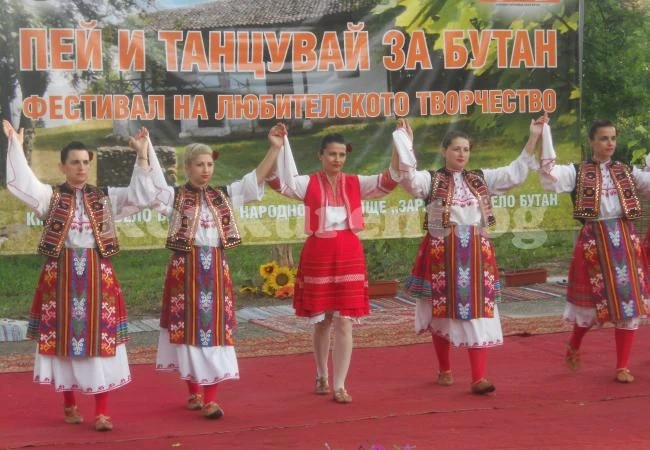 Голям фестивал събра самодейци в Бутан