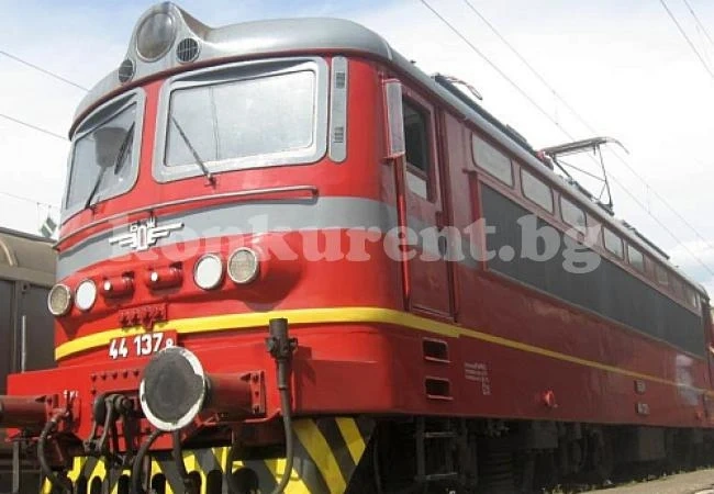 Двама апаши задигнали части на локомотив