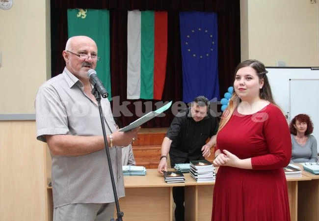 СОУ „Христо Ботев“ връчи дипломите на випуск 2015